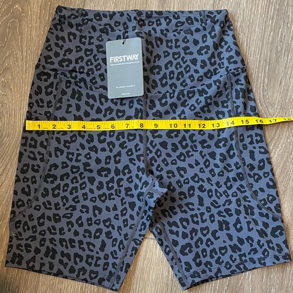 NEW! Yoga Biker Shorts High Waisted Pockets Zone Compression Gray Leopard Medium - Picture 7 of 11